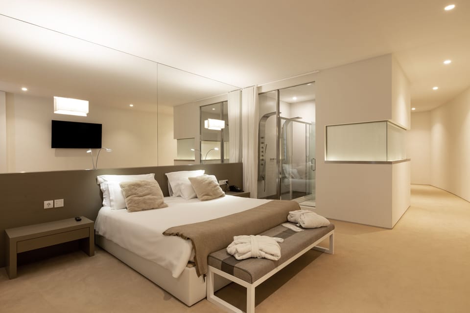 Master Suite | Minibar, in-room safe, desk, blackout drapes
