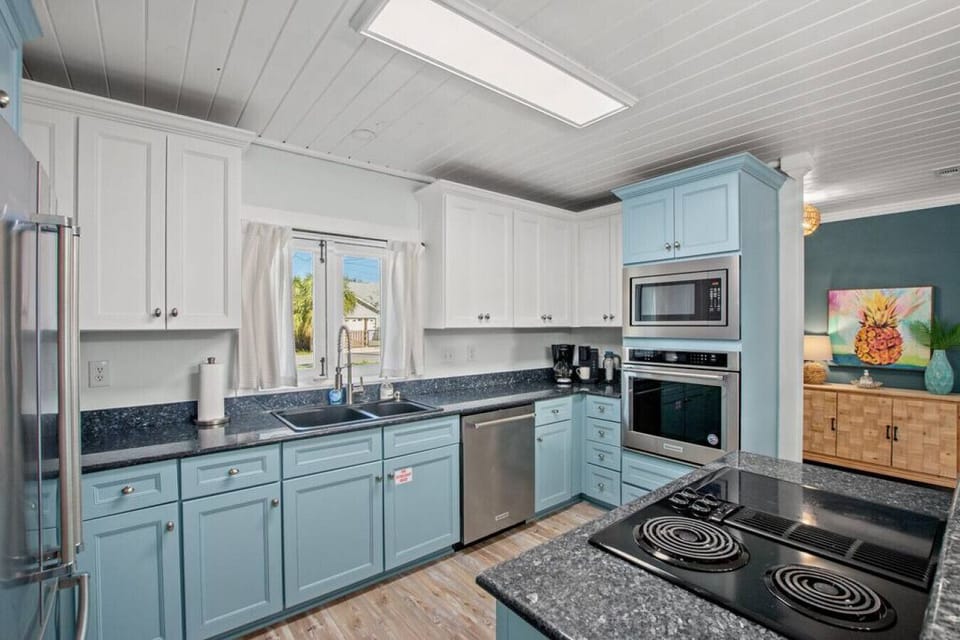 Fully-stocked kitchen with breakfast bar, seats 4.