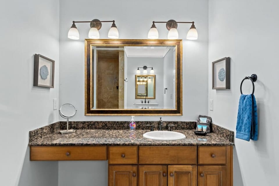 King en-suite: Walk-in closet, tile shower, dual vanities