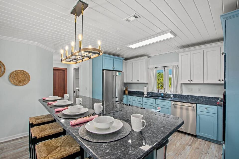 A well-equipped kitchen featuring a breakfast bar that seats 4—perfect for cooking and dining together.