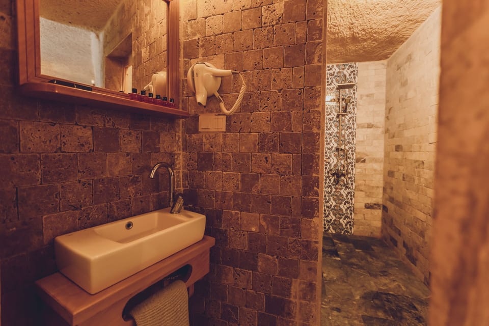 Superior Room | Bathroom | Shower, rainfall showerhead, free toiletries, hair dryer