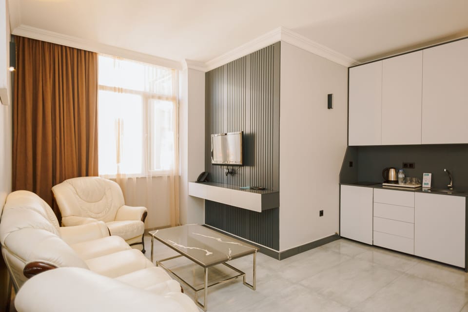 Executive Room, 1 King Bed with Sofa bed, Kitchen | Minibar, in-room safe, desk, iron/ironing board