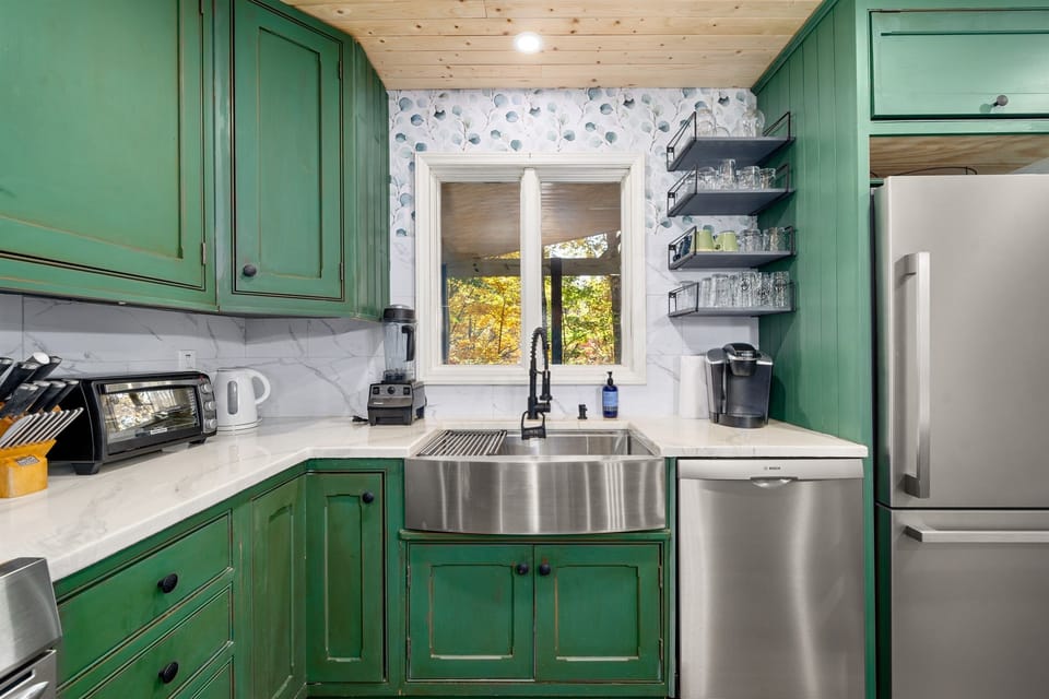 Kitchen, Bosch dishwasher, stainless steel appliances, vitamix blender, Keurig coffee maker (drip coffee also available), toaster oven, electric kettle