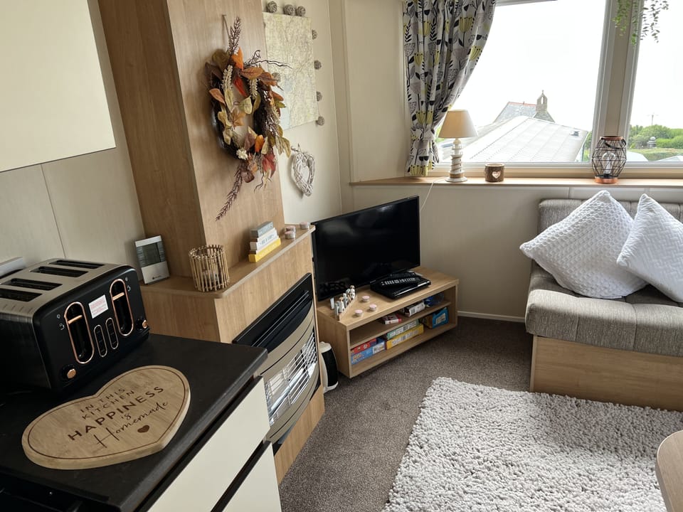 Cabin | 2 bedrooms, iron/ironing board, travel crib, free WiFi