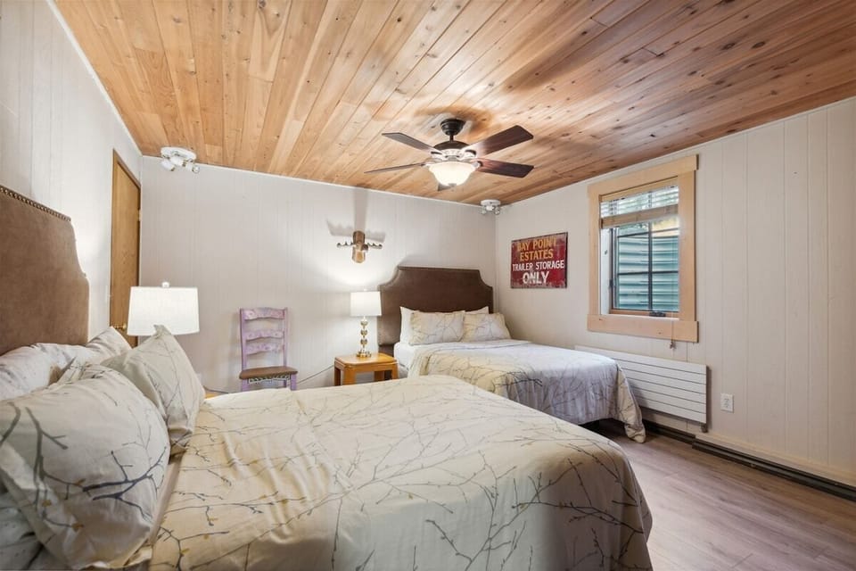 Downstairs bedroom, 2 full size beds