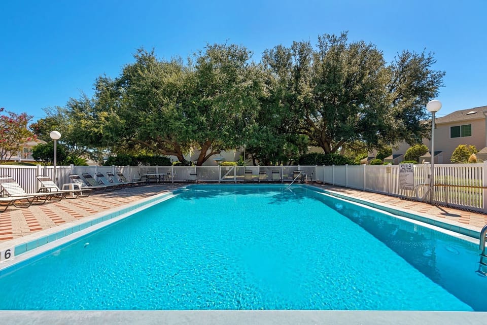 Peaceful and relaxing pool 