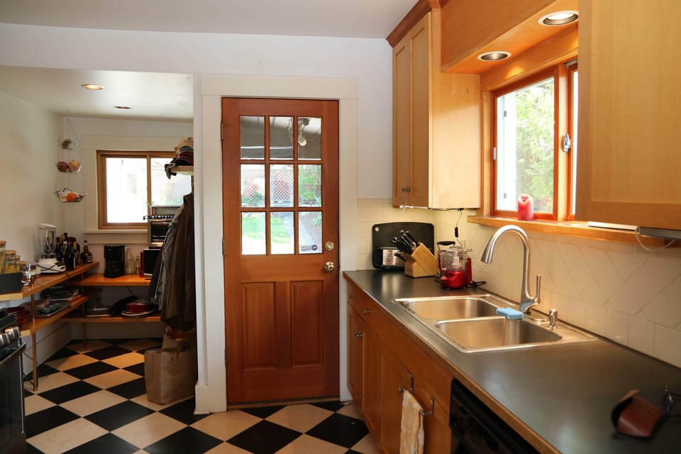 Kitchen and rear-entry