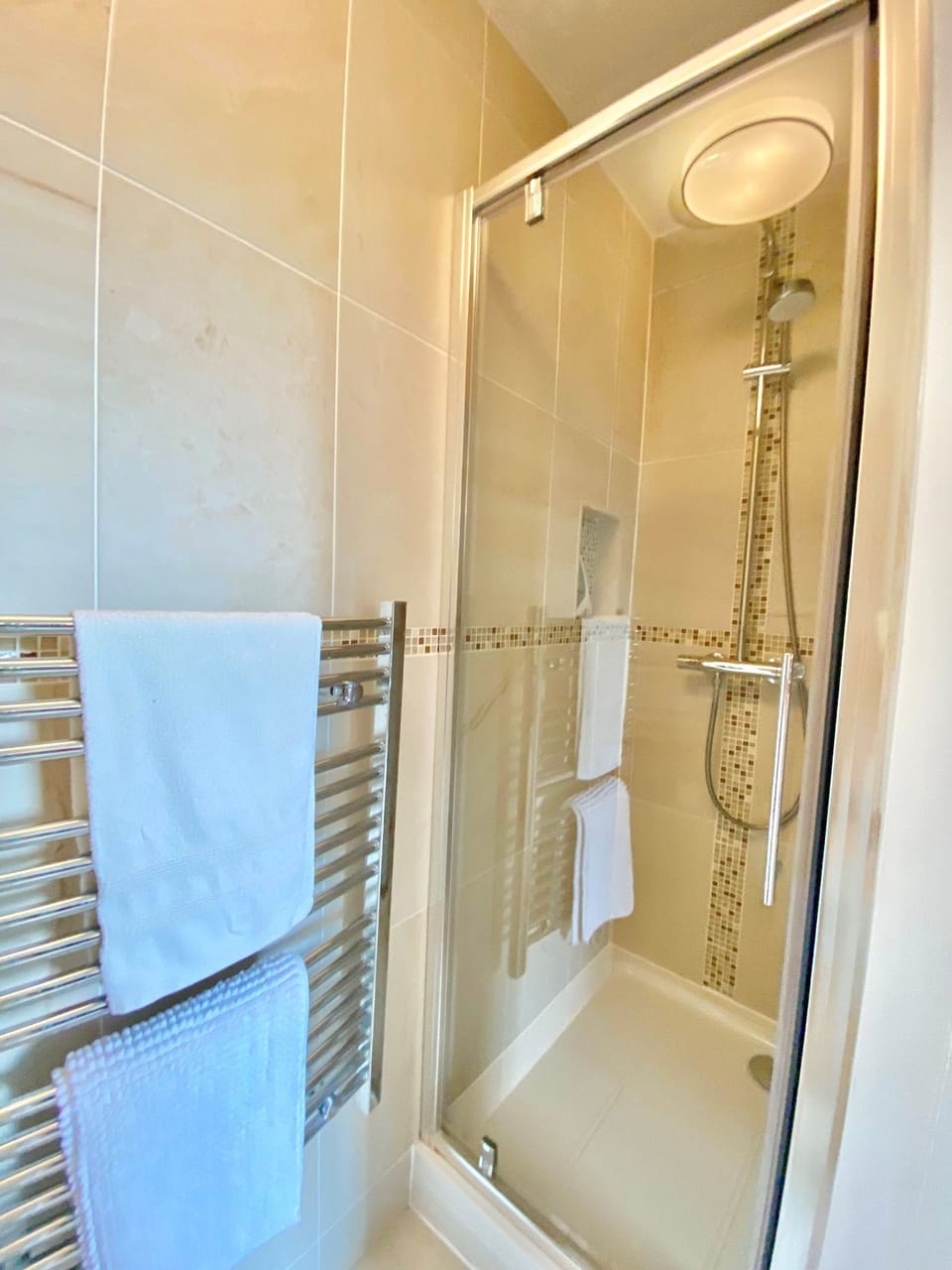 Little Halt, Freshwater: En-suite shower room