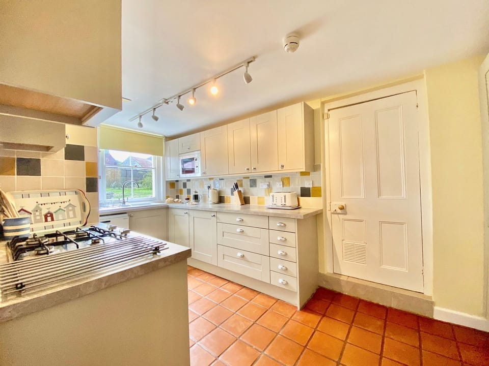 Little Halt, Freshwater: Bright and airy kitchen