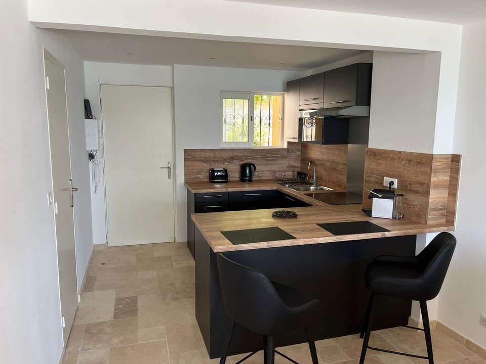 Kitchen/Entry