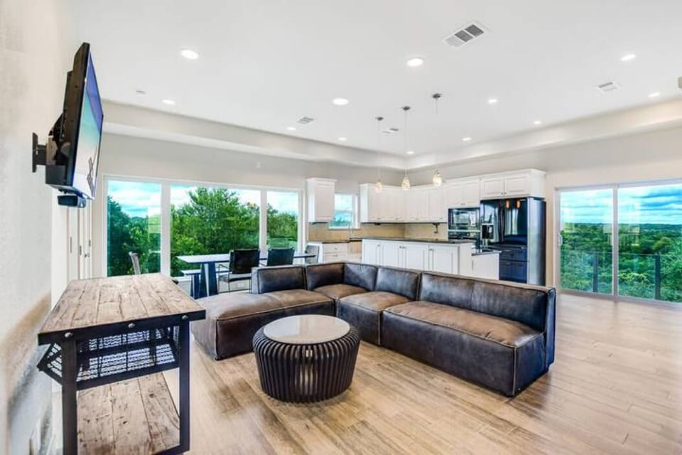 3-story
2nd floor living area 