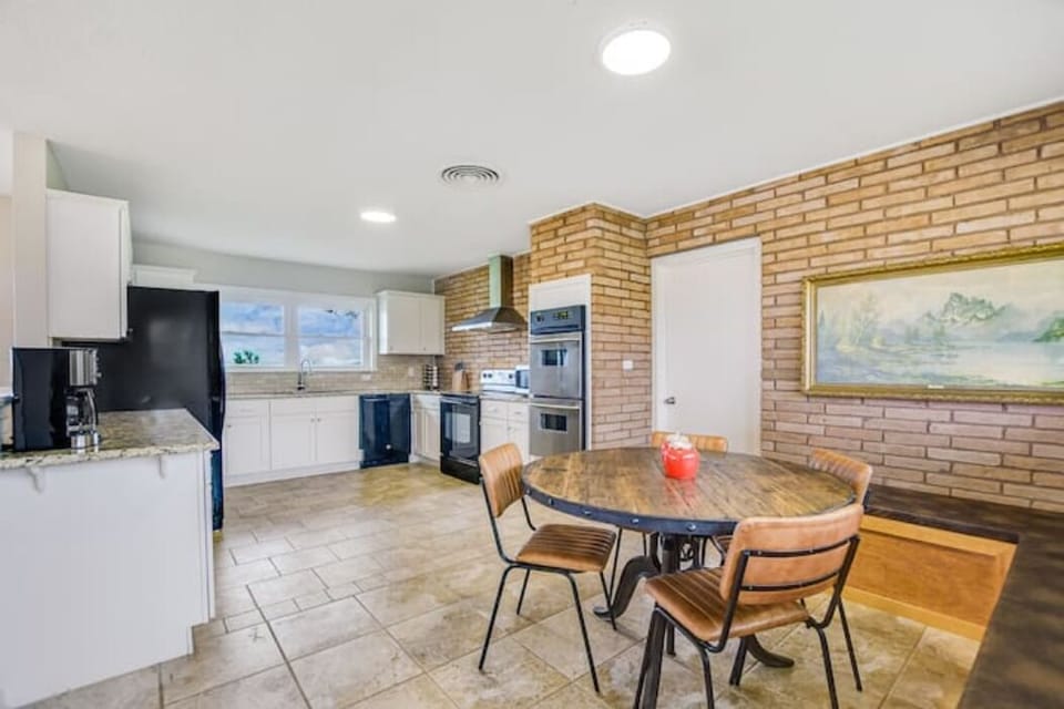 Ranch house
Kitchen and breakfast nook