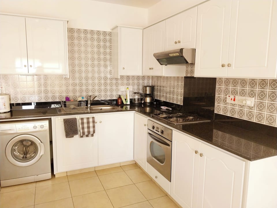 Very well-equipped kitchen with newly installed oven, hob and extractor fan.
