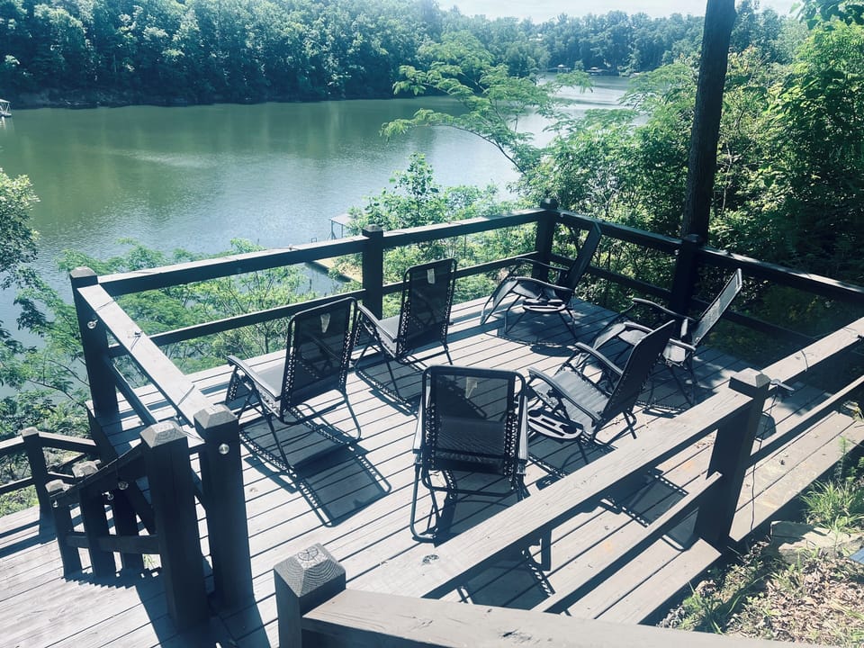 This deck, off the stairs down to the dock, is the perfect place to relax 😍