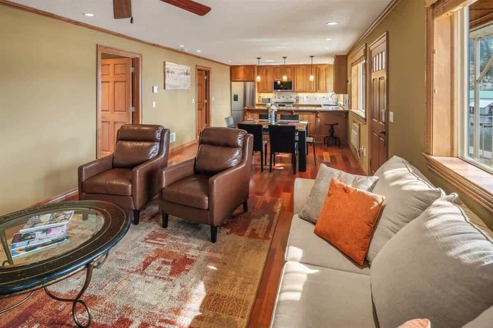 Hallway area:  2nd bath on left, 2nd bedroom, then Master.