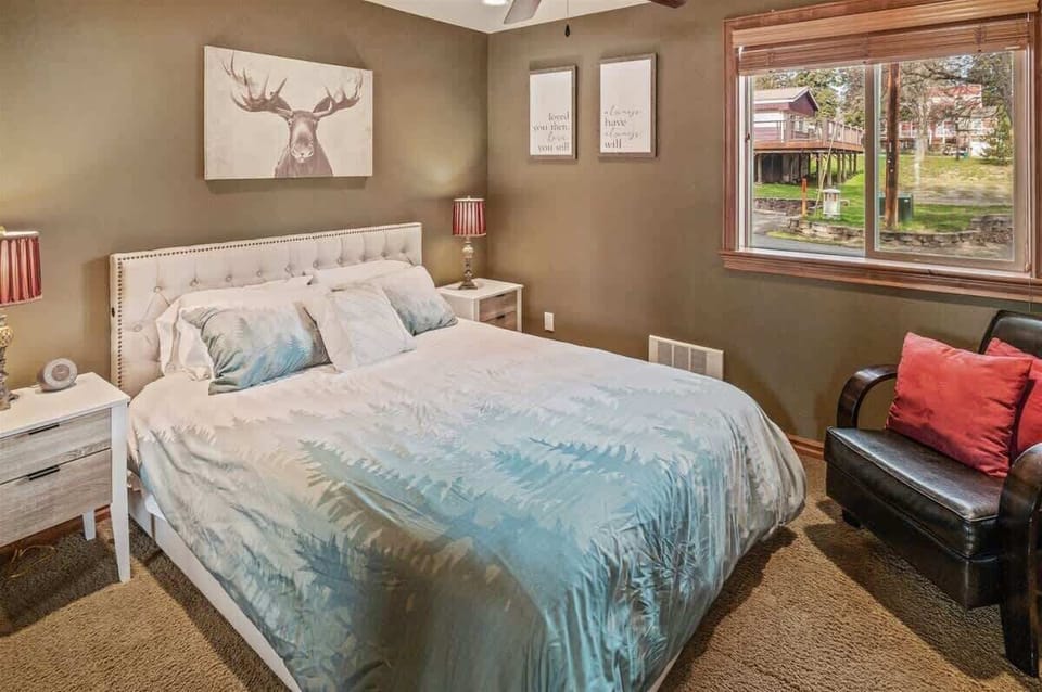 Master bedroom with Queen bed in suite