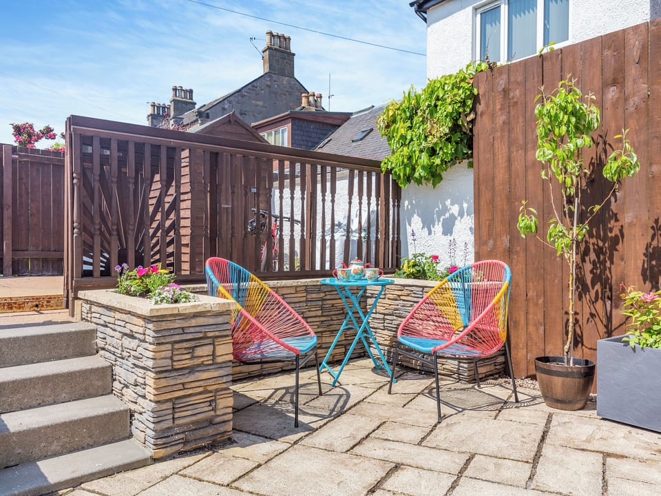 Sitting-out-area | Dove Cottage, Inverness