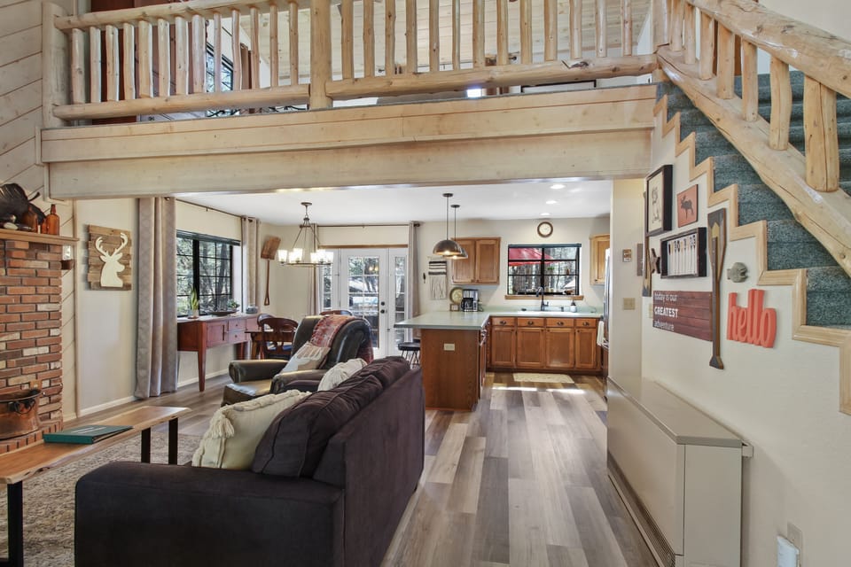Living Room | Free WiFi | Smart TV | Pet Friendly w/ Fee
