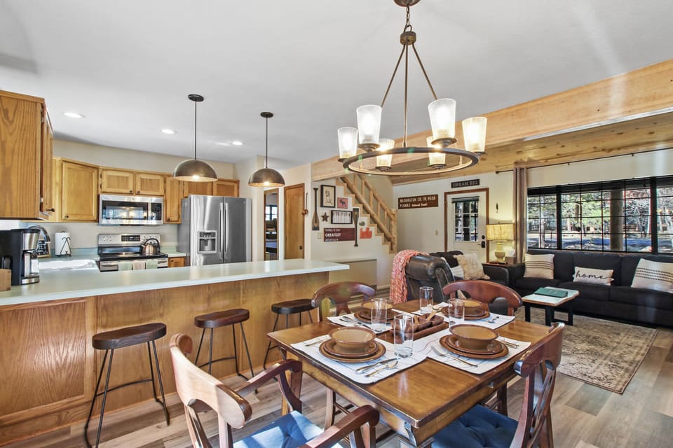 Dining Area | Dishware & Flatware Provided
