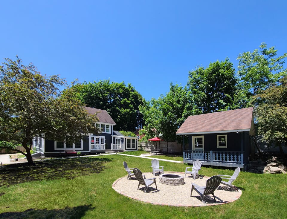 Tiny house for glamping!  Sleeps 2 and fire pit!