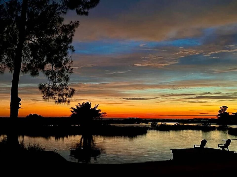 The pictures do the sunsets no justice. They are AMAZING in person!