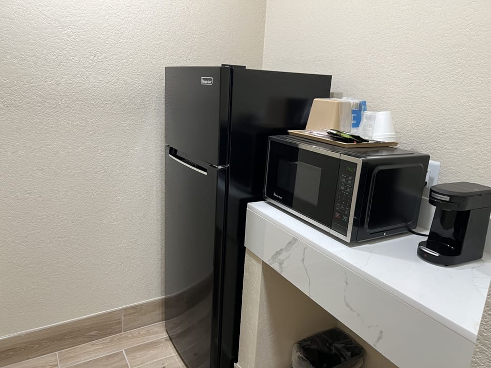Standard Room, 1 King Bed, Non Smoking | Individually furnished, desk, laptop workspace, free WiFi