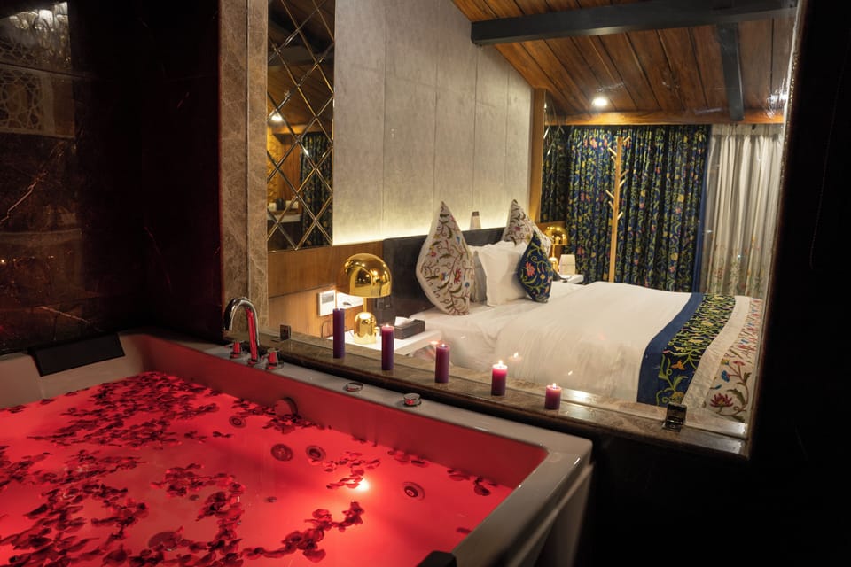 Suite room | Bathroom | Combined shower/tub, free toiletries, hair dryer, bathrobes
