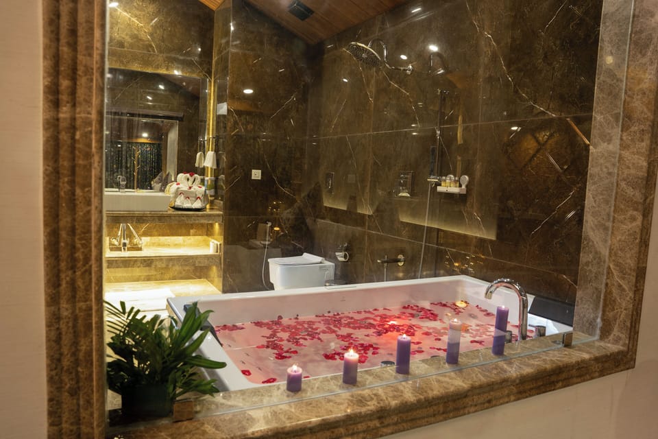 Suite room | Bathroom | Combined shower/tub, free toiletries, hair dryer, bathrobes