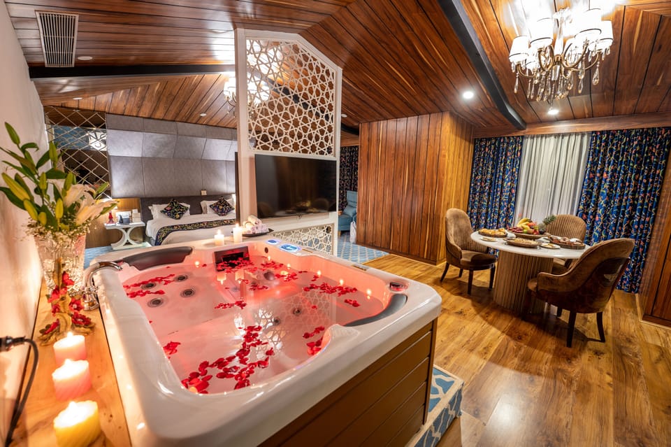 Honeymoon Suite | In-room safe, desk, laptop workspace, iron/ironing board
