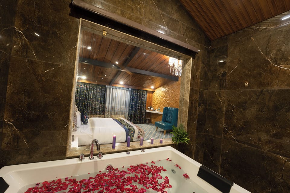 Suite room | Bathroom | Combined shower/tub, free toiletries, hair dryer, bathrobes