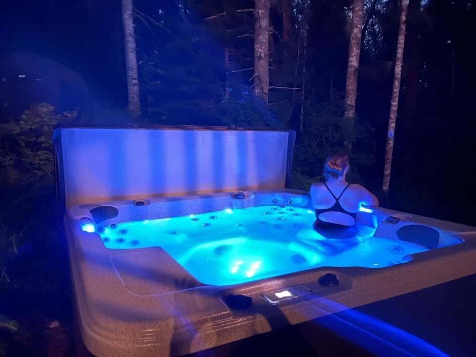 Serene view of the forest from the hot tub. Look up and stargaze!