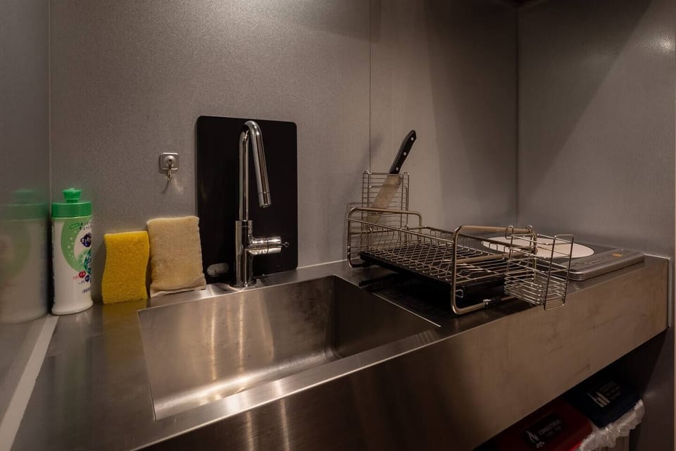 Deluxe House | Private kitchen | Fridge, microwave, stovetop, cookware/dishes/utensils
