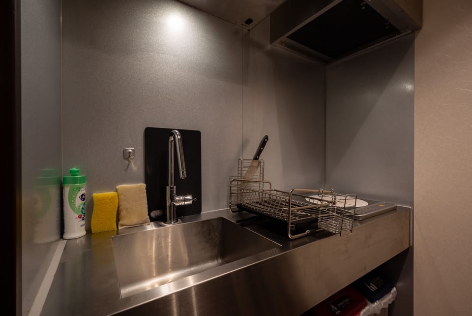 Deluxe House | Private kitchen | Fridge, microwave, stovetop, cookware/dishes/utensils