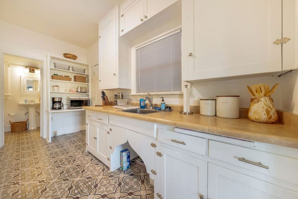 Fully equipped kitchen — picture a slow breakfast before strolling to campus