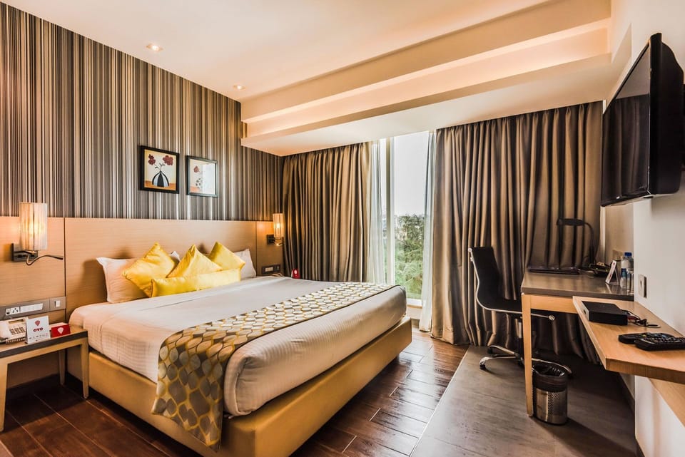 Deluxe Room | In-room safe, iron/ironing board, free WiFi, bed sheets