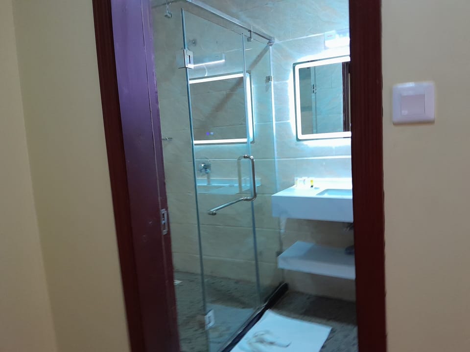 Superior Double Room | Bathroom | Rainfall showerhead, free toiletries, hair dryer, bathrobes