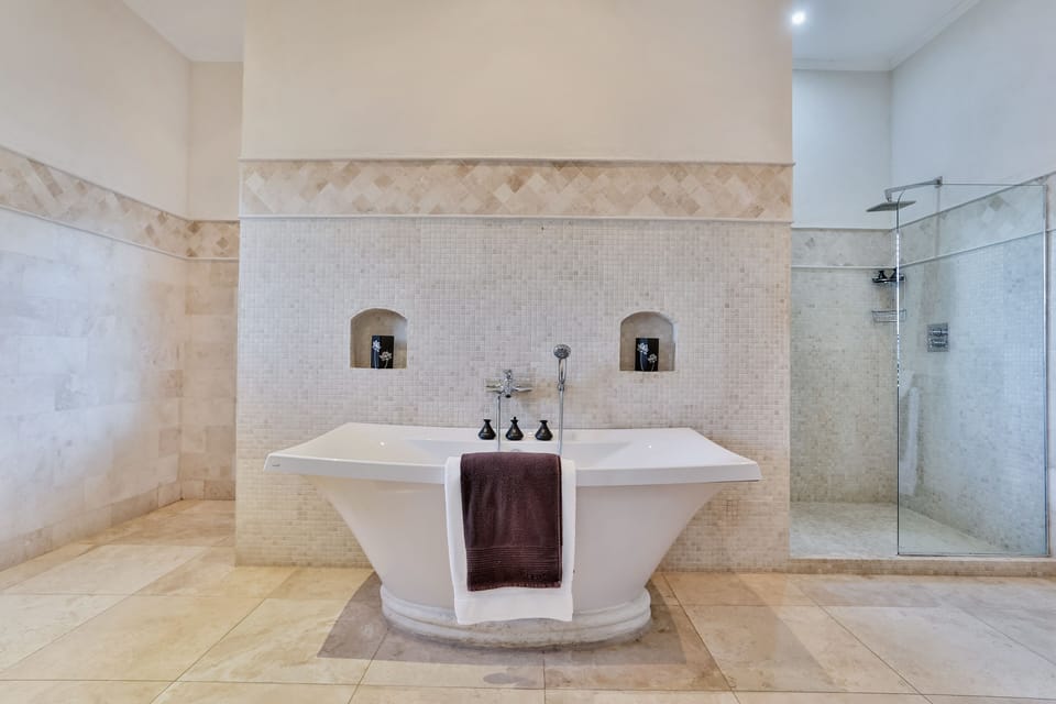 En suite Master bathroom