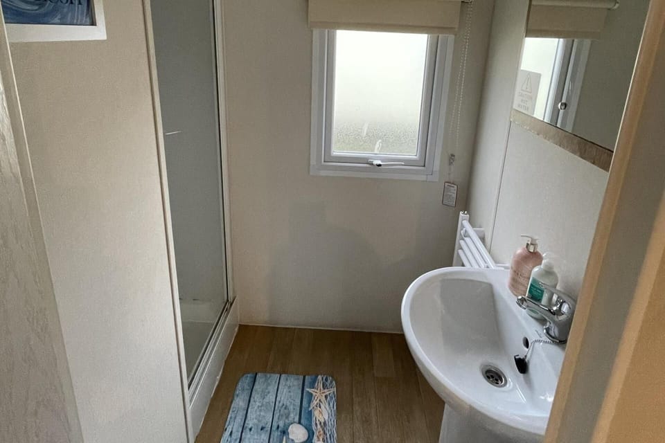 Caravan - Sleeps 10 - Pet Friendly - Parking Cabin in Tendring District