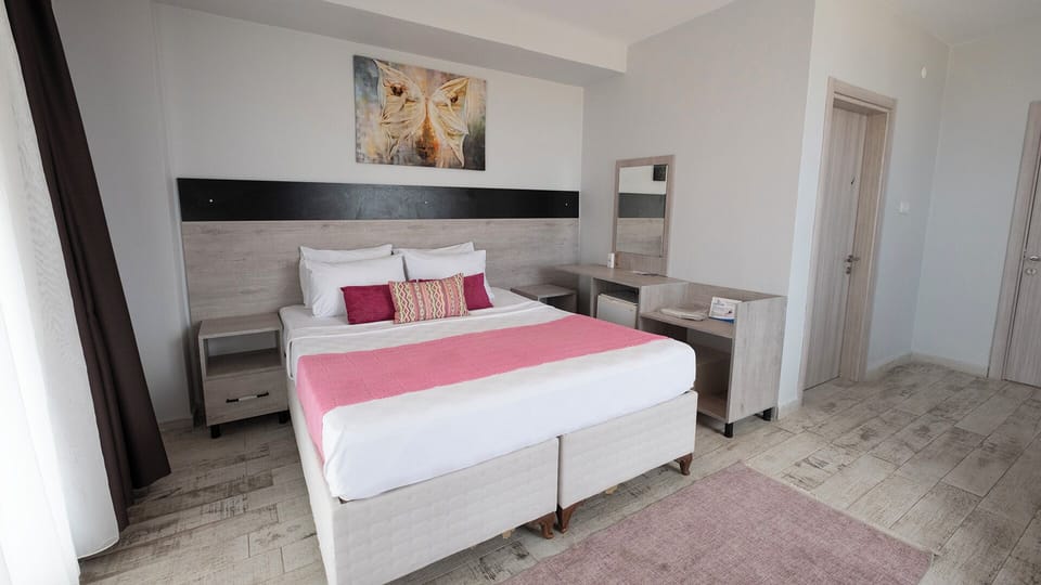 Deluxe Room with Balcony Sea View | Egyptian cotton sheets, premium bedding, minibar, in-room safe