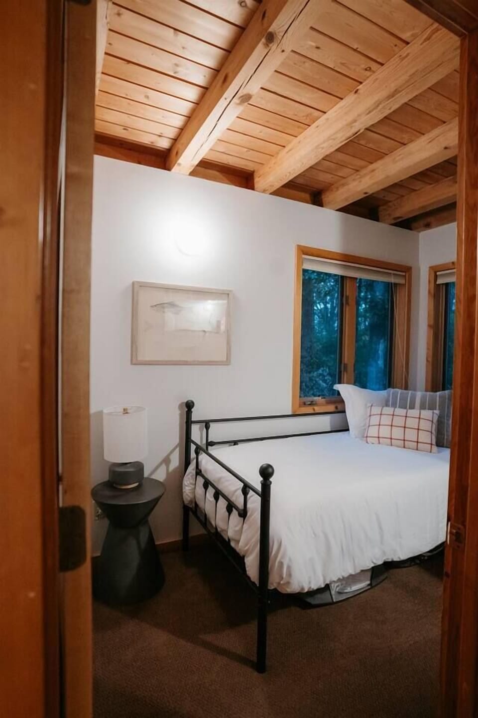 Twin bedroom and laundry