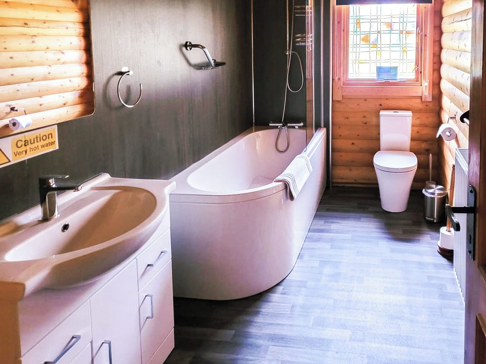Bathroom | Ardle Lodge, Enochdhu, near Pitlochy