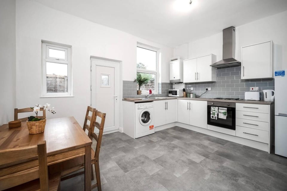 House | Private kitchen | Fridge, microwave, oven, stovetop