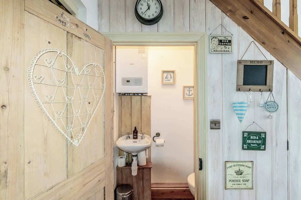 Water Closet at Blue Puffin Stays Short Lets & Serviced Accommodation 