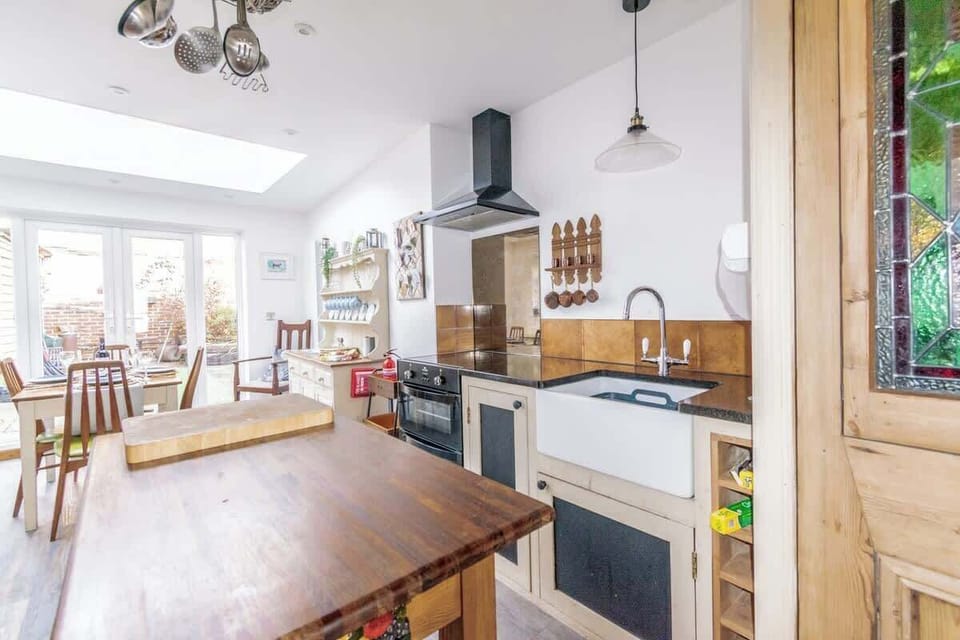 Fully equipped kitchen at Blue Puffin Stays Short Lets & Serviced Accommodation