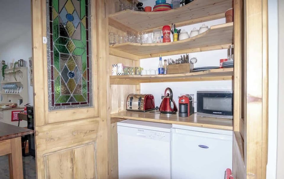 Fully equipped kitchen at Blue Puffin Stays Short Lets & Serviced Accommodation