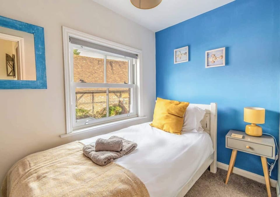 Bedroom with 1 single bed at Blue Puffin Stays Short Lets & Serviced Accommodation 