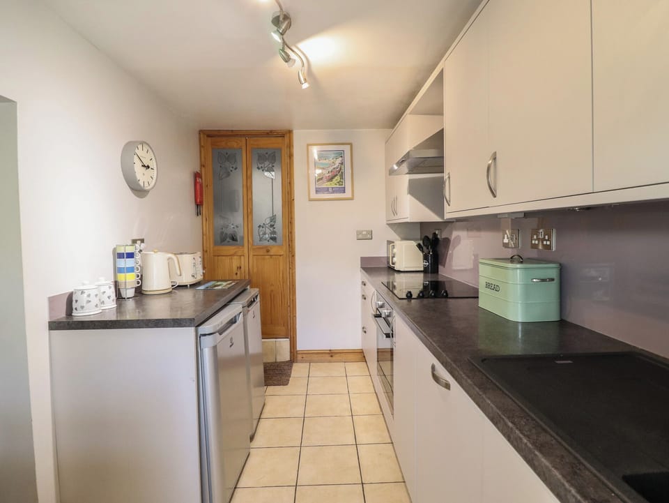 Cottage | Private kitchen | Fridge, dishwasher, cookware/dishes/utensils