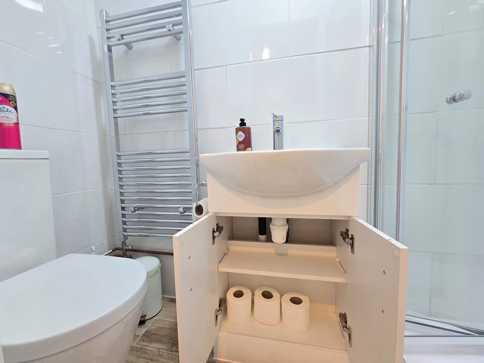 Business Single Room, Private Bathroom (Grendon Room1) | Bathroom | Shower, free toiletries, hair dryer, towels