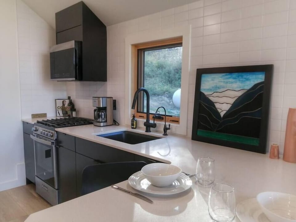 Bright and fully equipped kitchen.