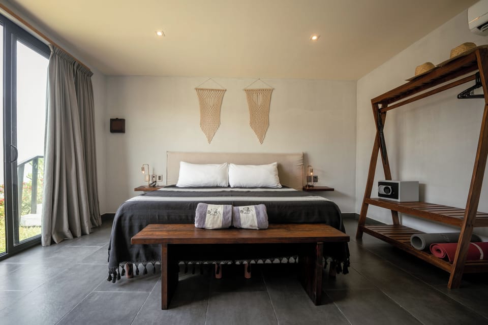 House | Premium bedding, memory foam beds, in-room safe, soundproofing